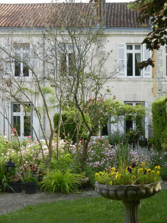 La Maison de l'Ambassadeur Saint-Jean-dʼAngély Extérieur photo